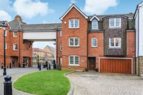 5 bedroom Detached f...